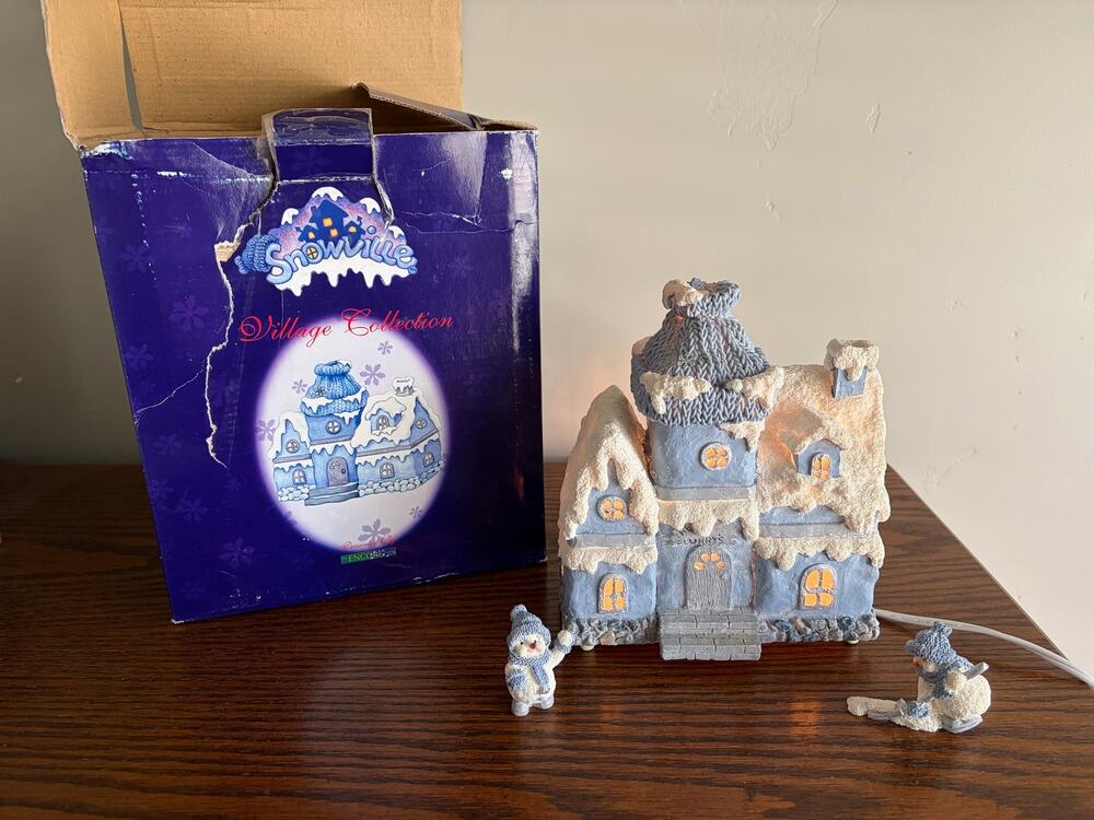 VTG 1999 Encore Snowville “Flurry’s House” #94902 Christmas Village w/ 2 Figures